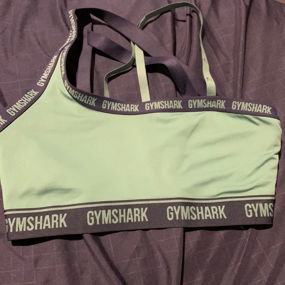 Tops - top gym shark
It has a removable cup and is in excellent condition💜